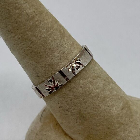 Sterling Silver 925 Ring with Decor - Picture 4 of 4
